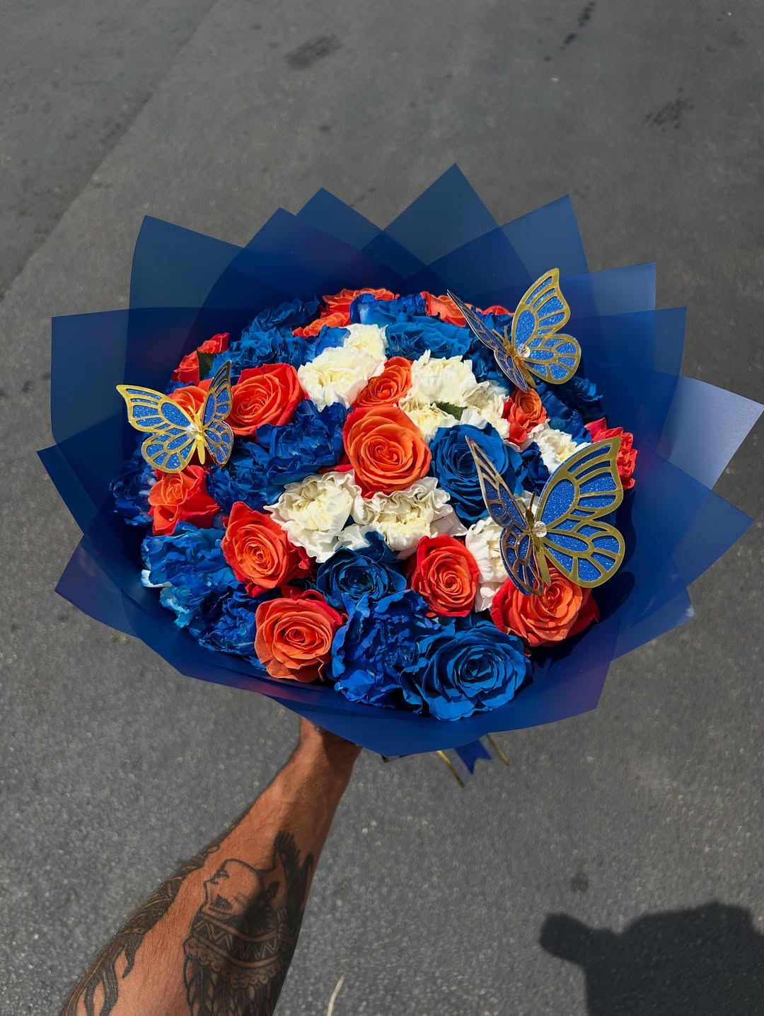 Bouquet 50 mixt roses & blue paper