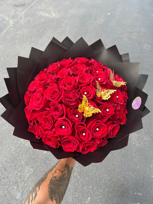 Bouquet 50 Red roses & black paper